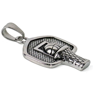 Pendentif panier de basket en acier poli, présenté sous un angle de 45 degrés