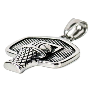 Vue macro du pendentif de basket-ball en argent avec texture de filet détaillée
