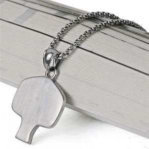 Pendentif raquette de tennis de table en acier brossé avec chaîne à mailles carrées pour homme