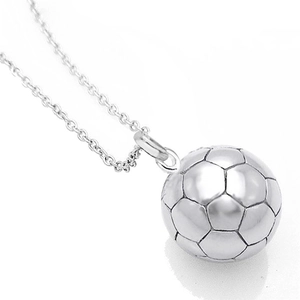 Collana con ciondolo a pallone da calcio in argento lucido con texture 3D fine