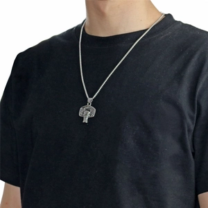 Gros plan détaillé du collier avec pendentif panier de basket en argent porté par un mannequin