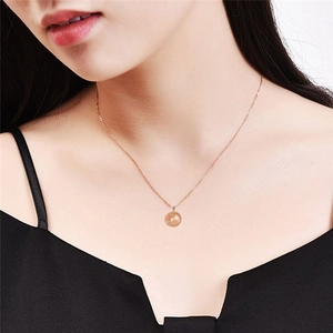 Collana con ciondolo football americano in oro rosa indossata da una modella sportiva