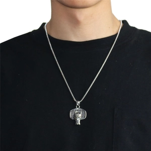 Collier homme avec pendentif panier de basket argenté porté par un mannequin