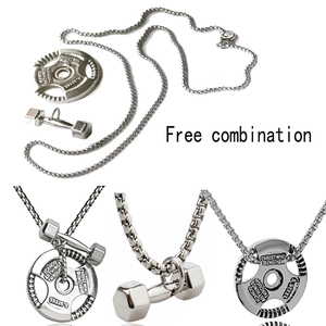 Détail des pendentifs haltères en acier inoxydable avec gravure inspirante et chaîne