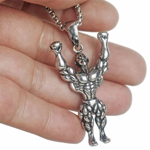 Vintage silberner Bodybuilder-Anhänger an Perlenkette im detailreichen Hand-Close-up