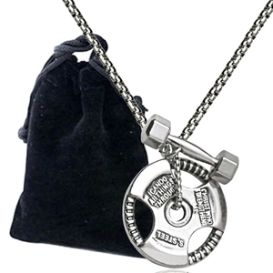 Collier avec pendentif haltère en acier inoxydable pour homme sur pochette noire