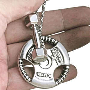 Collier de fitness en acier inoxydable poli avec pendentifs haltères et plaque gravée