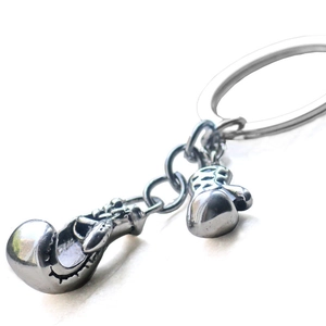 Porte-clés en métal argenté poli en forme de gants de boxe avec double pendentif