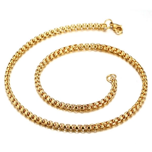 Macro detail van de gouden roestvrijstalen box ketting met een stevige karabijnsluiting