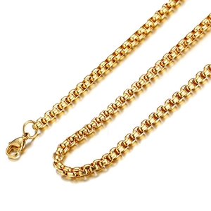 Detail van een glanzende gouden box-ketting met een karabijnsluiting op wit