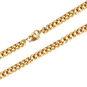 Detailopname van een gepolijste gouden boxketting met een stevige karabijnsluiting