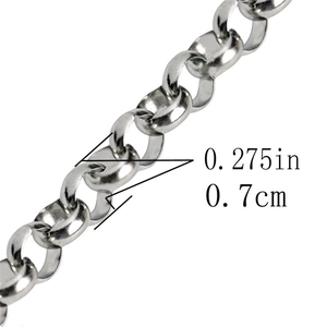 Macro shot of 0.7cm wide stainless steel O-chain links with detailed size measurements