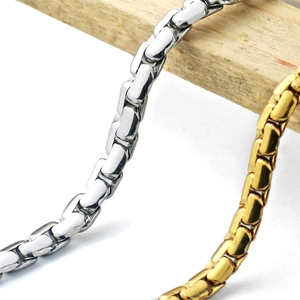 Détails macro de chaînes en acier inoxydable de style industriel en or et argent