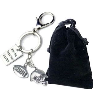 Rugby metal keychain with helmet and engraved pendant including a black velvet gift pouch
