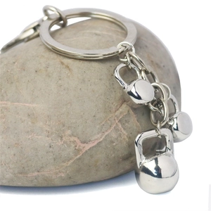 Porte-clés kettlebell en argent poli avec trois mini pendentifs pour sacs de sport
