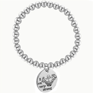 Détail du bracelet à billes en acier argenté avec médaille gravée 'I am very strong'