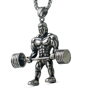 Makroaufnahme einer silbernen Fitness-Kette mit muskulösem Mann und Langhantel