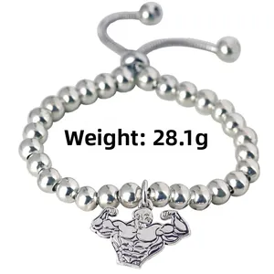 Détail du bracelet à billes argentées avec pendentif homme musclé et étiquette poids 28,1g