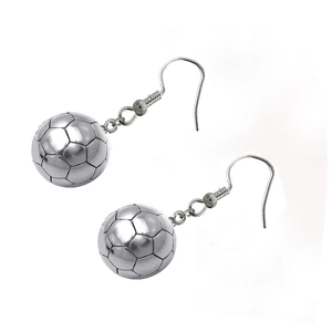 Silberne Fußball-Ohrhänger mit realistischer Struktur und klassischen Metallhaken
