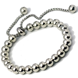 Gros plan d'un bracelet à billes argentées réglable avec un fermoir à glissière bolo