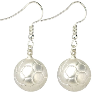 Detailansicht von Fußball-Ohrhängern mit realistischen Nahtstrukturen in Silber