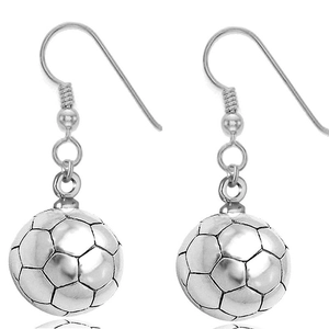 Minimalistische Fußball-Ohrhänger aus poliertem Silbermetall mit klassischen Fischhaken