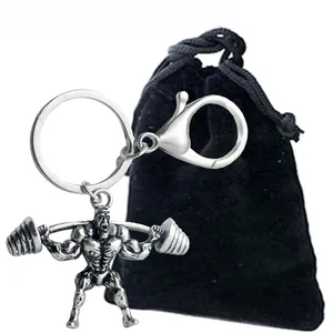 Détail du porte-clés d'haltérophilie en argent antique avec sa pochette en velours