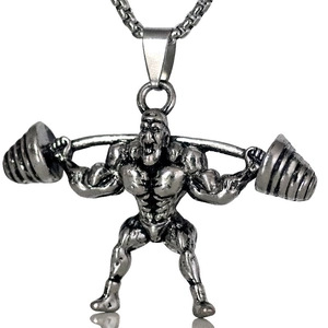 Gros plan détaillé du pendentif haltérophile en acier inoxydable au style vintage