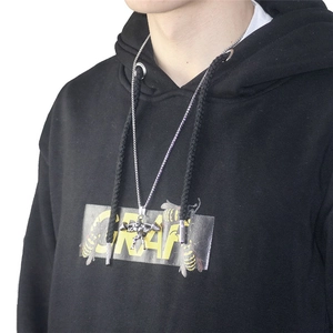 Pendentif haltérophile pour homme en finition argent antique porté par un mannequin