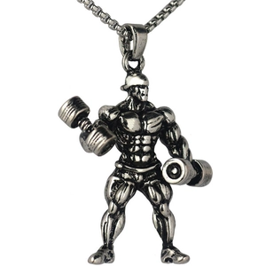 Détail du pendentif bodybuilder avec haltères sur une chaîne à maillons argent vieilli