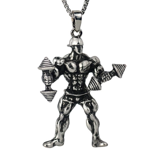 Détail macro du pendentif haltérophile avec haltères et chaîne box en acier rétro