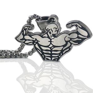 Ciondolo da bodybuilder muscoloso in acciaio inossidabile argento su sfondo bianco