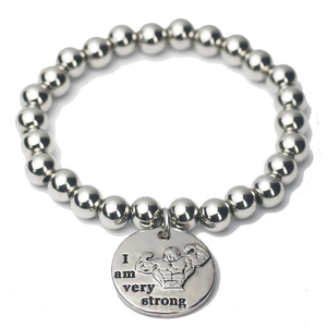 Détail du bracelet à billes argentées avec pendentif fitness I Am Very Strong