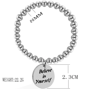 Detailansicht des 8mm Perlenarmbands mit 2,3cm graviertem Believe in Yourself Anhänger