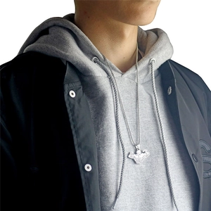 Collana con ciondolo da bodybuilder per uomo in finitura argento su un modello