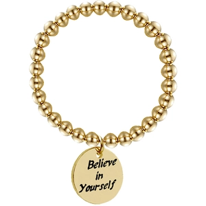 Detailansicht eines goldenen Perlenarmbands mit Believe in Yourself Gravur-Anhänger