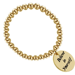 Makroansicht Gold-Perlenarmband mit rundem Anhänger und Believe in Yourself Gravur-Detail