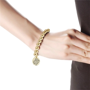 Goldenes Perlenarmband für Damen mit graviertem rundem Anhänger und Inspirationsspruch