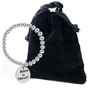 Silbernes Perlenarmband mit graviertem Anhänger und elegantem schwarzem Samtbeutel