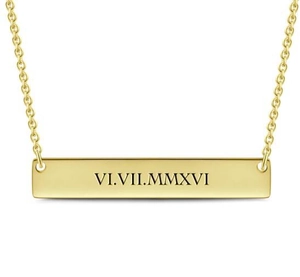 Dettaglio della collana a barra dorata con numeri romani personalizzati incisi