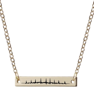 Collana con barra minimalista e incisione del battito cardiaco su ciondolo in acciaio inossidabile