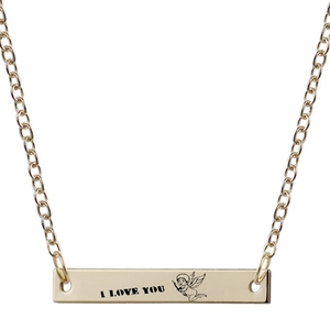 Macro della collana a barra dorata con incisione I LOVE YOU e icona di Cupido