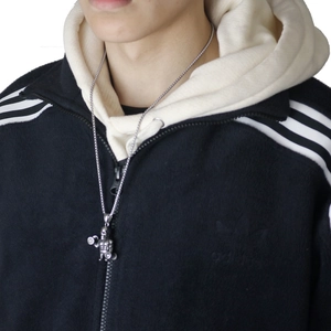 Collier de fitness argenté avec un homme musclé et des haltères sur chaîne perle