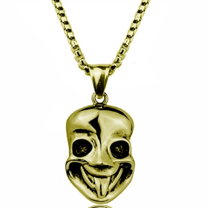 Gros plan du pendentif masque de squelette hip-hop sur une chaîne box dorée