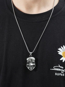 Détail du collier avec pendentif masque souriant hip-hop au fini argenté vintage