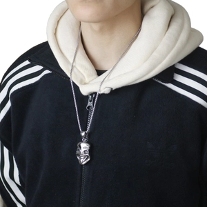 Collier pendentif masque souriant hip hop avec chaîne serpent porté par un modèle