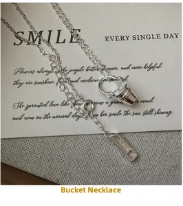 Gros plan du collier seau en argent sterling S925 avec zircon et étiquette AG925