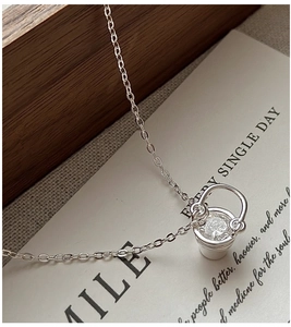 Vue détaillée du collier en argent S925 avec pendentif panier et zircon brillant
