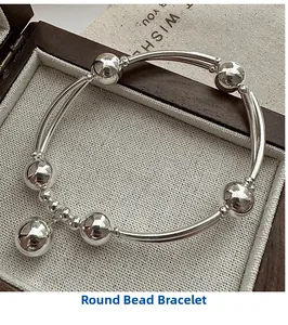 Dettaglio del bracciale in argento sterling S925 con perline e tubo curvo su lino