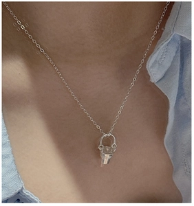 Gros plan du collier en argent S925 avec pendentif seau et zircon sur le cou